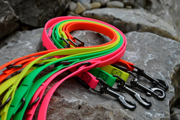 Preview: Treusinn Biothane Hundeleine neonpink 2m - 3-fach verstellbar
